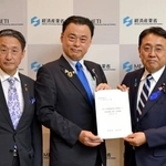 　赤沢経産相（右）に要請書を渡す島根県の丸山達也知事。左は鳥取県の平井伸治知事＝７日午前、経産省