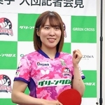 　記者会見でポーズをとる卓球女子の平野美宇＝７日、東京都内