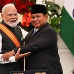 　共同記者会見に臨むインドのモディ首相（左）とインドネシアのプラボウォ大統領＝７日、ジャカルタ（ロイター＝共同）