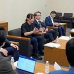 　ＡＩを活用した民主主義の在り方を検討する超党派の勉強会で、あいさつするチームみらいの安野党首（奥左から２人目）＝７日午後、国会