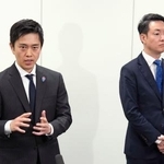 　北陸新幹線の延伸ルートを再検討する与党整備委員会の会合後、記者団の取材に応じる大阪府の吉村洋文知事（左）と大阪市の横山英幸市長＝７日午後、国会
