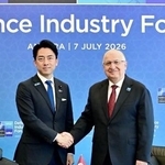 　握手を交わす小泉防衛相（左）とトルコのギュレル国防相＝７日、アンカラ（防衛省提供、共同）