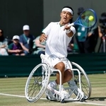 　車いすの部男子シングルス１回戦でプレーする小田凱人＝ウィンブルドン（共同）