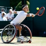 　車いすの部男子シングルス１回戦でプレーする三木拓也＝ウィンブルドン（共同）