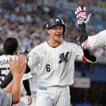 　３回、満塁本塁打を放ち、ナインに迎えられるロッテ・西川＝ＺＯＺＯマリン