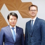 　会談後、記念写真に納まる青森県の宮下宗一郎知事（左）と仏政府のローラン・クエニー局長＝７日、パリ（共同）