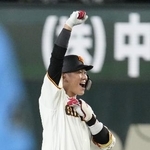 　７回、逆転の３点二塁打を放ち、ガッツポーズで喜ぶ巨人・坂本＝東京ドーム