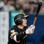 　７回ソフトバンク２死二、三塁、代打柳田が右中間に３ランを放つ＝京セラドーム