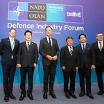 　ＮＡＴＯのルッテ事務総長（左から３人目）との会談に際し、写真に納まる（右２人目から）小泉防衛相、茂木外相らＩＰ４の各国政府高官＝７日、トルコ・アンカラ（外務省提供、共同）