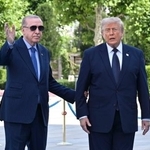 　７日、トルコ・アンカラの大統領府で姿を見せるエルドアン大統領（左）とトランプ米大統領（共同）