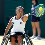 　車いすの部女子シングルス１回戦でプレーする上地結衣＝ウィンブルドン（共同）