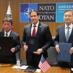 　会談前に覚書に署名する（左から）茂木外相、ルビオ米国務長官、韓国の趙顕外相＝７日、トルコ・アンカラ（共同）