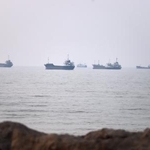 　イラン沖のホルムズ海峡に浮かぶ商船＝６月３０日（イラン学生通信提供・ＡＰ＝共同）