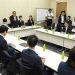 　超党派の国会議員による「空襲議連」の総会＝６月２２日午後、国会
