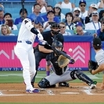 　米大リーグ、ロッキーズ戦の１回、２０号ソロを放つドジャースの大谷翔平。日本勢で初めてメジャー通算３００本塁打に到達した＝７日、ロサンゼルス（共同）