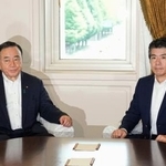 　会談に臨む自民党の梶山国対委員長（左）と中道改革連合の重徳国対委員長＝８日午前、国会