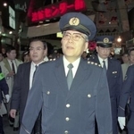 　東京・渋谷の繁華街を巡回する、警視総監時代の井上幸彦さん＝１９９５年１２月