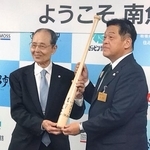 　新潟県南魚沼市の林茂男市長（右）と写真に納まる王貞治さん＝８日午後、南魚沼市役所