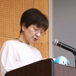 　講演する大西まゆみさん＝８日午前、三重県名張市の県立名張高