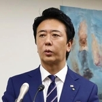 　記者会見する福岡市の高島宗一郎市長＝８日午前、福岡市役所