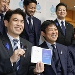 　松本文科相（前列左）を表敬訪問したサッカー日本代表の森保監督（同中央）、主将の板倉（同右）ら＝８日午後、文科省