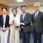 　加熱式たばこの規制強化などを求める提言書を上野厚労相（左から４人目）に手渡す超党派の「受動喫煙防止対策を推進する議員連盟」の議員＝８日午後、東京都千代田区