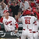 　７回、２ランを放ったファビアン（６１）を迎える広島・新井監督（左）＝マツダ
