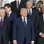 　ＮＡＴＯ首脳会議に出席したトランプ米大統領（前列中央）ら＝７日、トルコ・アンカラ（ゲッティ＝共同）