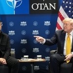 　ウクライナのゼレンスキー大統領（左）と会談するトランプ米大統領＝８日、トルコ・アンカラ（ＡＰ＝共同）
