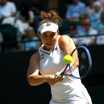 　女子シングルス準々決勝でプレーするリンダ・ノスコバ＝ウィンブルドン（共同）