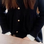 　取材に応じる元社員の３０代女性＝６月、東京都内