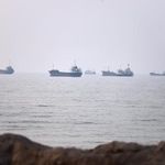 　イラン沖のホルムズ海峡に浮かぶ商船＝６月３０日（イラン学生通信提供・ＡＰ＝共同）