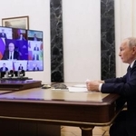 　８日、モスクワでオンライン政府会合を開くロシアのプーチン大統領（ロシア大統領府提供・タス＝共同）