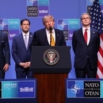 　８日、トルコ・アンカラで開かれたＮＡＴＯ首脳会議終了後に記者会見するトランプ米大統領（中央）（共同）