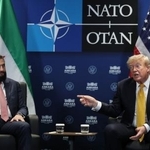 　８日、トルコ首都アンカラで会談するトランプ米大統領（右）とシリアのシャラア暫定大統領（ゲッティ＝共同）