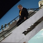 　英サフォークで旧型の大統領専用機エアフォースワンから降りるトランプ大統領＝８日（ロイター＝共同）