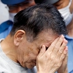 　送検のため警視庁荒川署を出る菊池仁達容疑者＝９日午前８時４９分