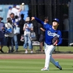 　練習するドジャース・山本＝ロサンゼルス（共同）