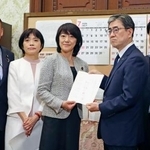 　水俣病被害者救済のため、新たな給付金制度を創設する法案を提出する立民の三上絵里議員（左から４人目）ら＝９日午前、国会
