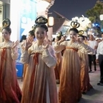 　中国浙江省寧波市の観光地で伝統衣装を着て歩く女性＝６月（共同）