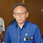 　記者団の取材に応じる沖縄県の玉城デニー知事＝９日午前、文科省