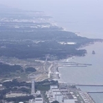 　東京電力福島第２原発（手前）。奥は東京電力福島第１原発＝２０２１年８月（共同通信社ヘリから）