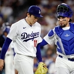　ロッキーズ戦の６回を投げ終え、ベンチに戻るドジャース・佐々木。右は捕手アルフォンソ＝ロサンゼルス（共同）