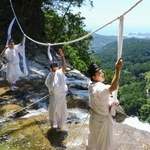 　「那智の滝」の上に架かる大しめ縄を張り替える神職＝９日午前、和歌山県那智勝浦町