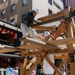 　祇園祭の山鉾巡行を前に始まった「鉾建て」＝９日午前、京都市