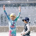 　東京都江戸川区の公園で水遊びをする子どもたち＝９日午後