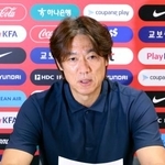 　メキシコで記者会見し、韓国代表監督の辞任を表明する洪明甫氏＝６月２８日（聯合＝共同）