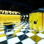 　「オニツカタイガー」の旗艦店＝東京・新宿