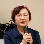 　大崎事件の第５次再審請求で追加で提出した証拠について説明する弁護団共同代表の鴨志田祐美弁護士＝９日午後、鹿児島市