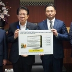 　「交通空白」による経済損失の試算について調査会社の報告を受ける金子国交相（左から２人目）＝９日午後、国交省